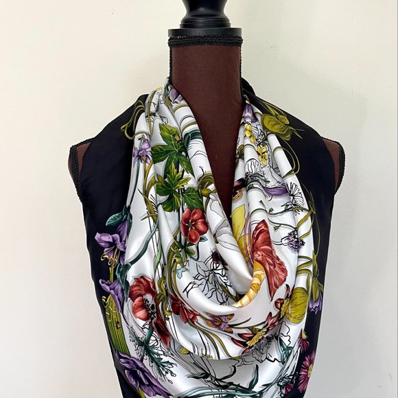 New Gucci Infinity Floral Print Silk Scarf with Gucci Gift Box - Picture 10 of 14